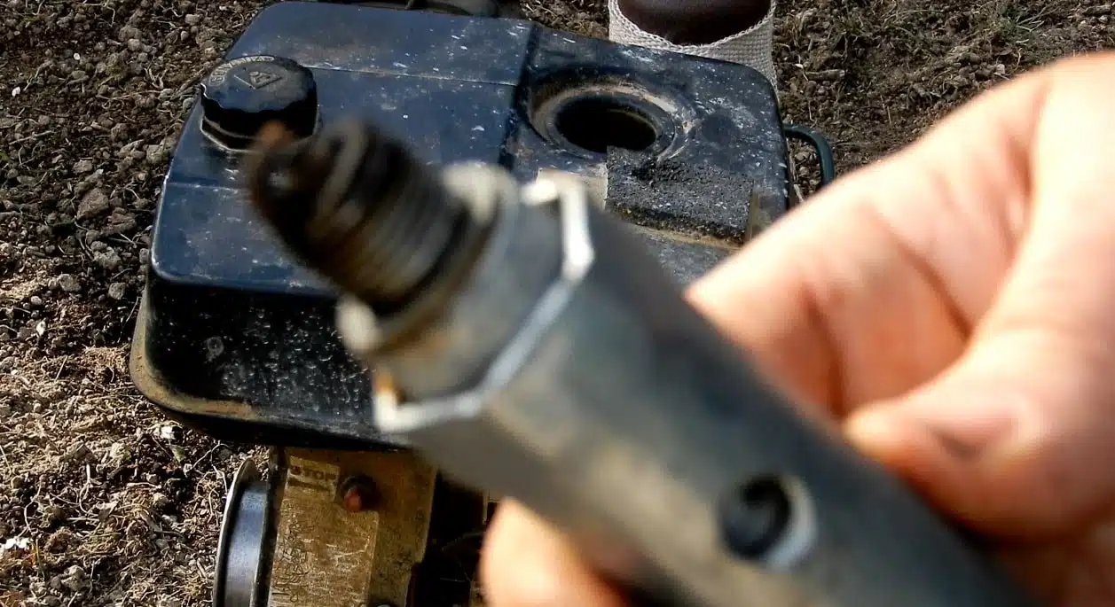 Manutenzione del motocoltivatore o della motozappa 3 Manutenzione del motocoltivatore - motocoltivatore Grillino 126- pulizia candela 2