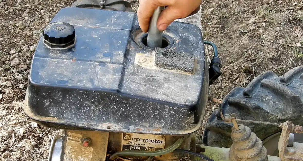 Manutenzione del motocoltivatore o della motozappa 2 Manutenzione del motocoltivatore - motocoltivatore Grillino 126- pulizia candela
