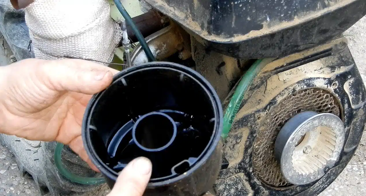 Manutenzione del motocoltivatore o della motozappa 8 Manutenzione del motocoltivatore - motocoltivatore Grillino 126- pulizia filtro aria