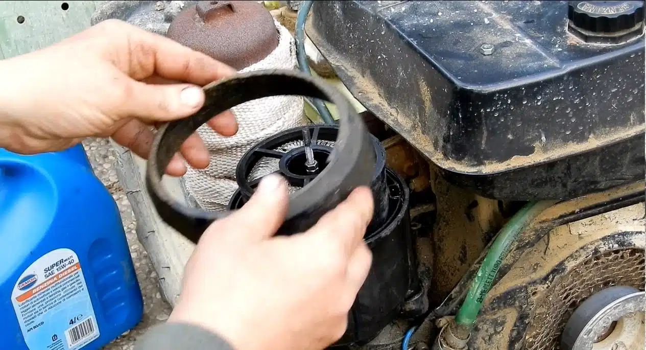 Manutenzione del motocoltivatore o della motozappa 6 Manutenzione del motocoltivatore - motocoltivatore Grillino 126- pulizia filtro aria