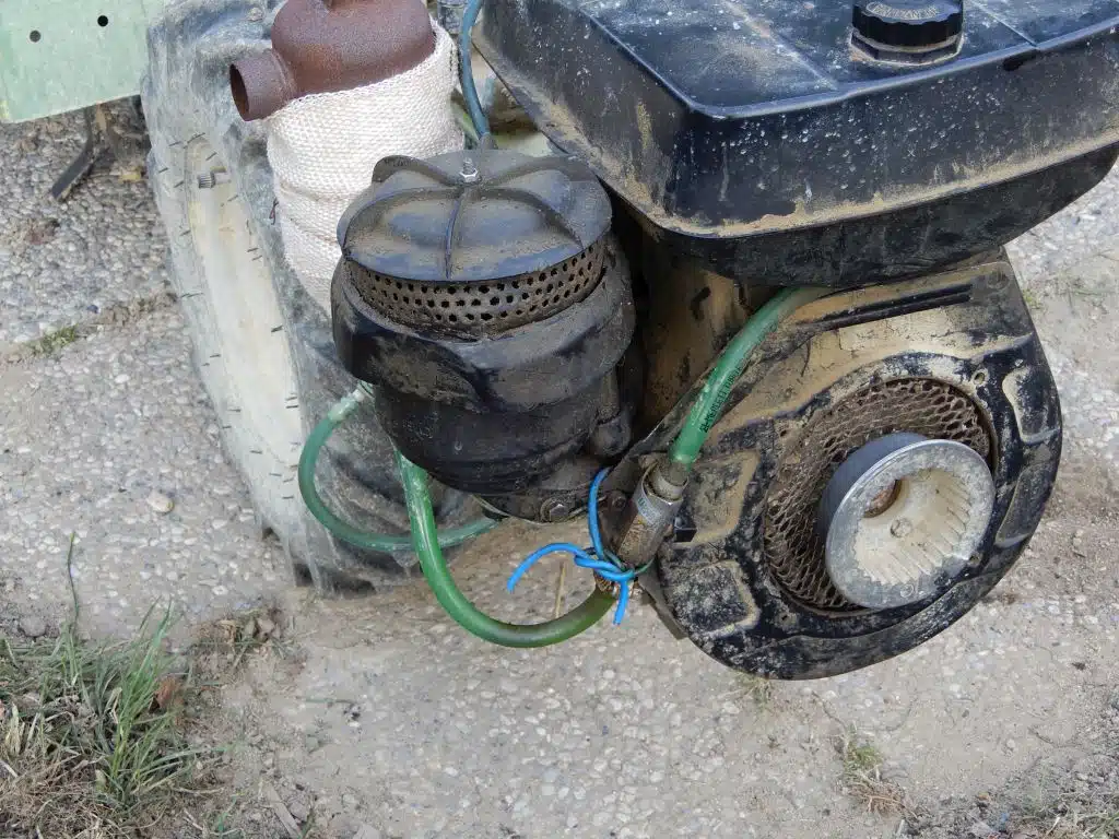 Manutenzione del motocoltivatore o della motozappa 5 Manutenzione del motocoltivatore - motocoltivatore Grillino 126- pulizia filtro aria