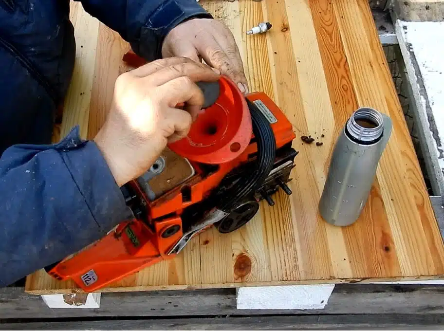 Come pulire e preparare la motosega per l'inverno