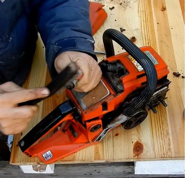 La motosega non parte: guida alla risoluzione dei problemi più comuni 6 motosega pulizia candela