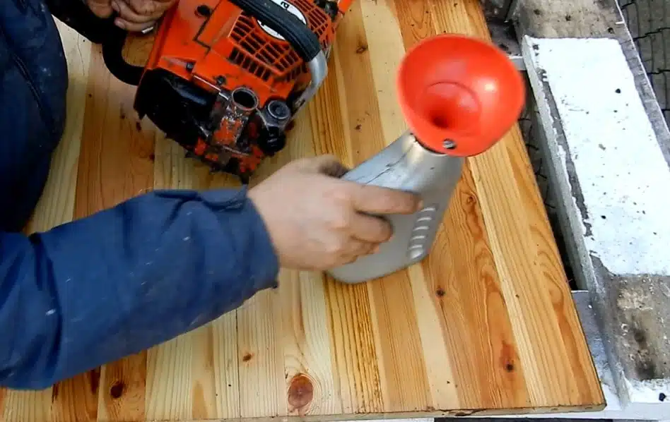 Come pulire e preparare la motosega per l'inverno