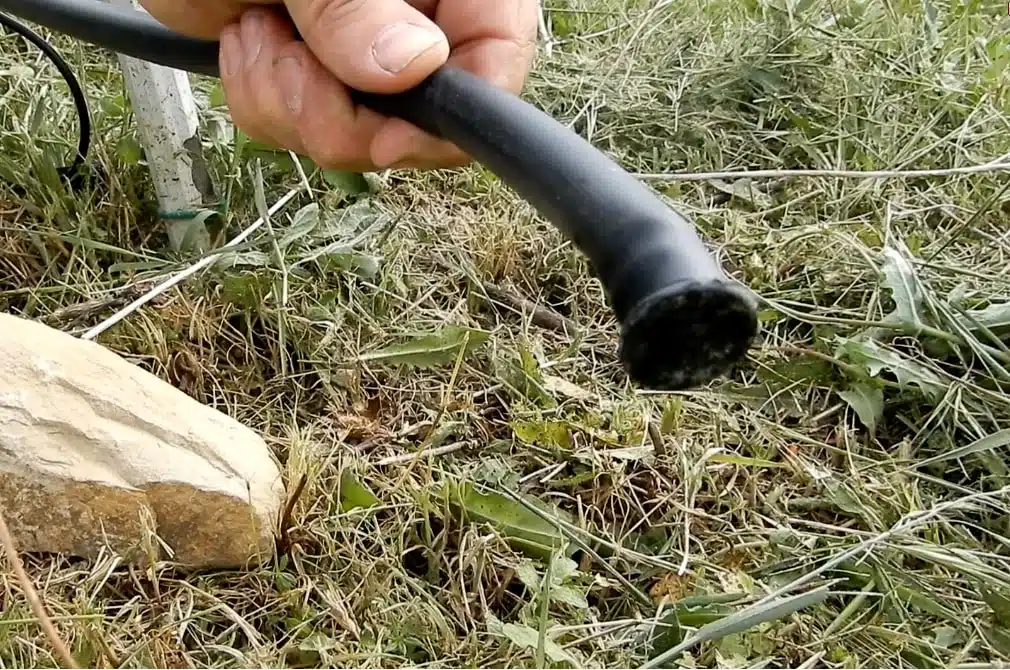 Irrigazione ad energia solare - Modificato! 25 Come realizzare un sistema di irrigazione ad energia solare-tappo chiusura tubo irrigazione