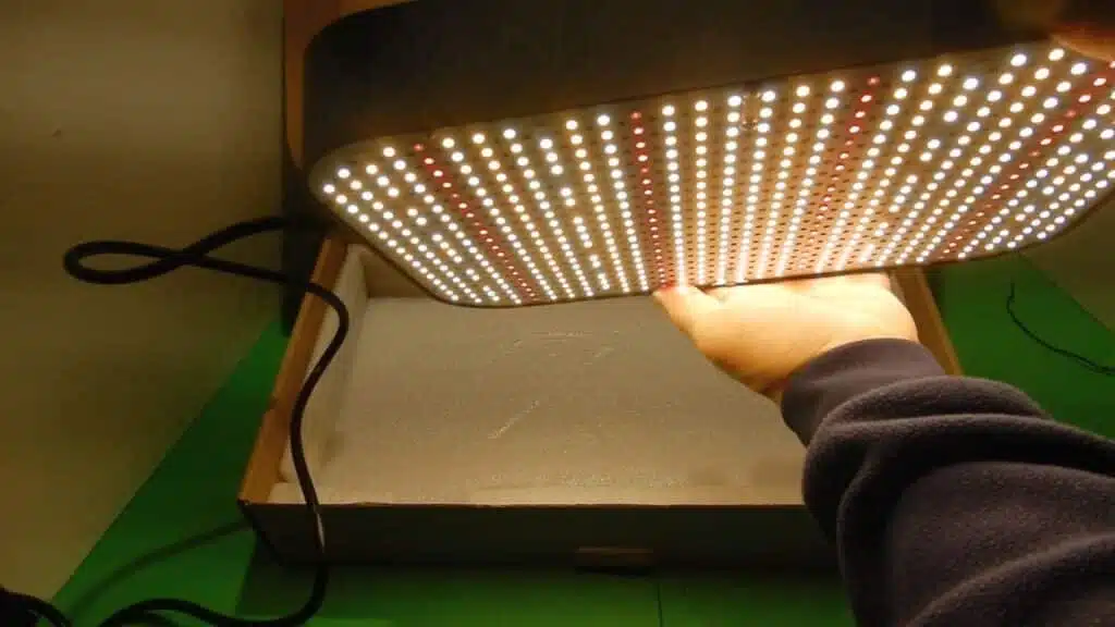 Come iniziare a seminare in un semenzaio riscaldato - Lampada LED NIELLO