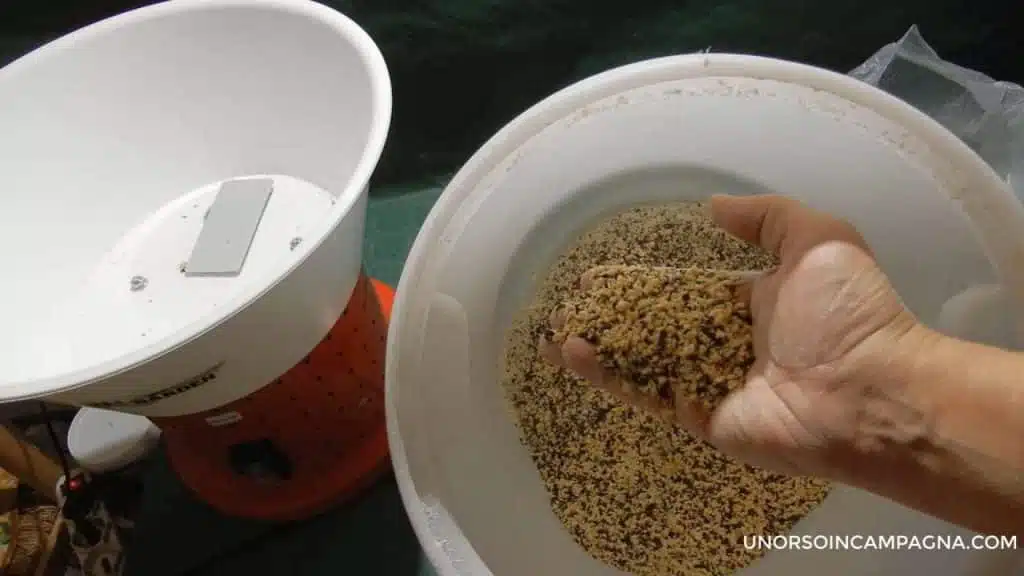 favino spezzettato con il Mulino elettrico per cereali