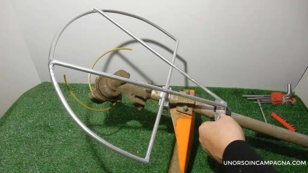 Montaggio Salvacorteccia universale in acciaio 