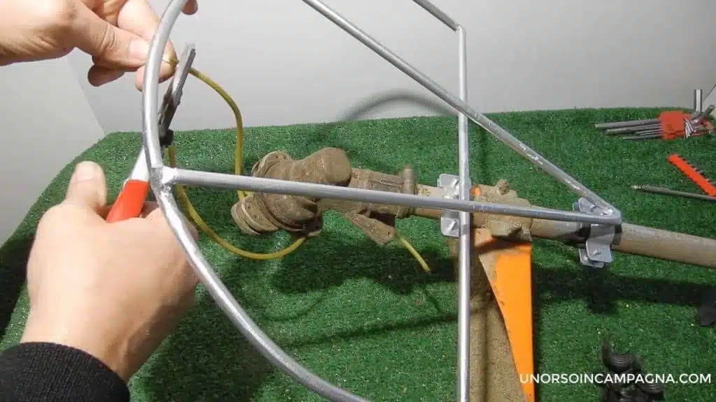 Montaggio Salvacorteccia universale in acciaio 