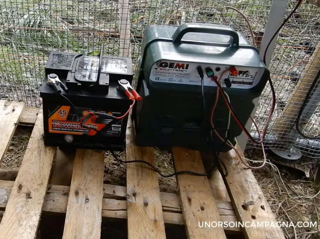 Recinto elettrico per il pollaio GEMI B/12 - Collegamento Elettrificatore GEMI B/12 extra forte con pannello solare
