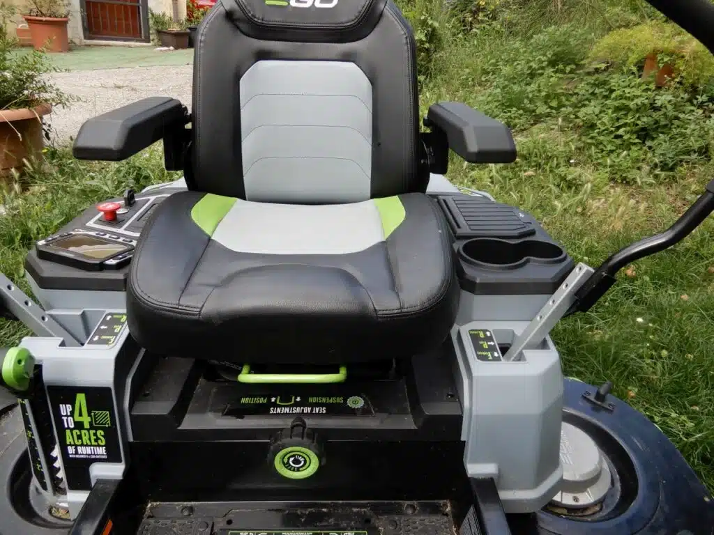 Trattorino rasaerba a BATTERIA EGO Z6 ZT5201E-L. - sedile regolabile