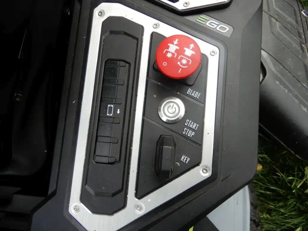 Trattorino rasaerba a BATTERIA EGO Z6 ZT5201E-L. - quadro comandi