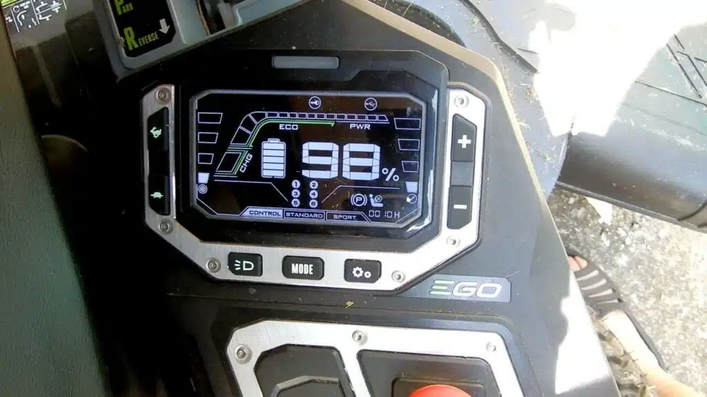 Trattorino rasaerba a BATTERIA EGO Z6 ZT5201E-L. - quadro comandi