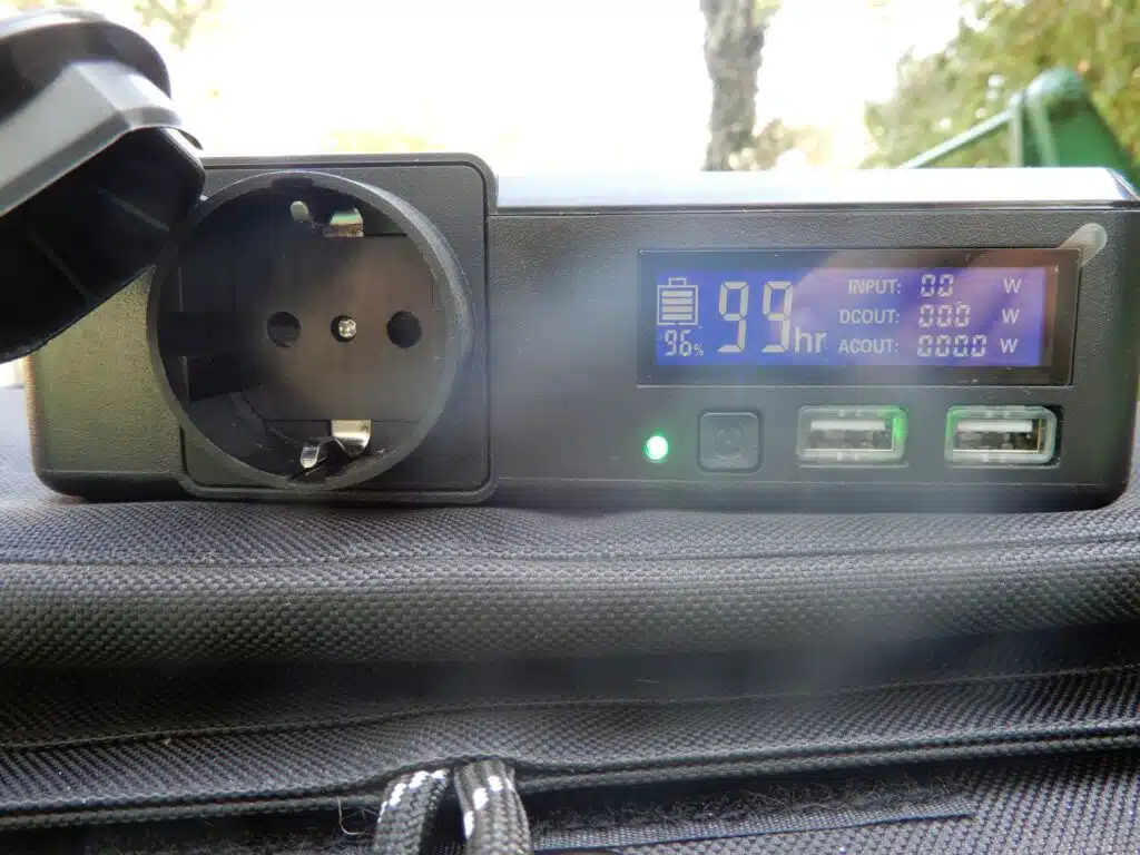 Power Station S200 di AllPowers da 200 Watt! 6 Power Station S200 di AllPowers - uscite a DC-AC