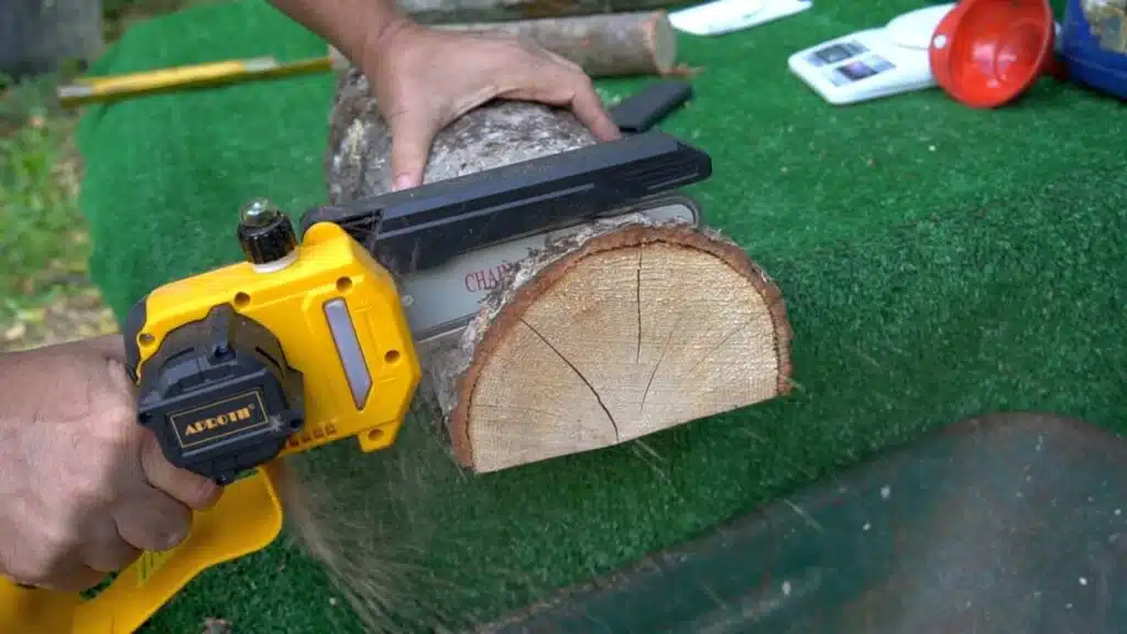 mini motosega a batteria APROTII (catena lubrificata) - taglio legna