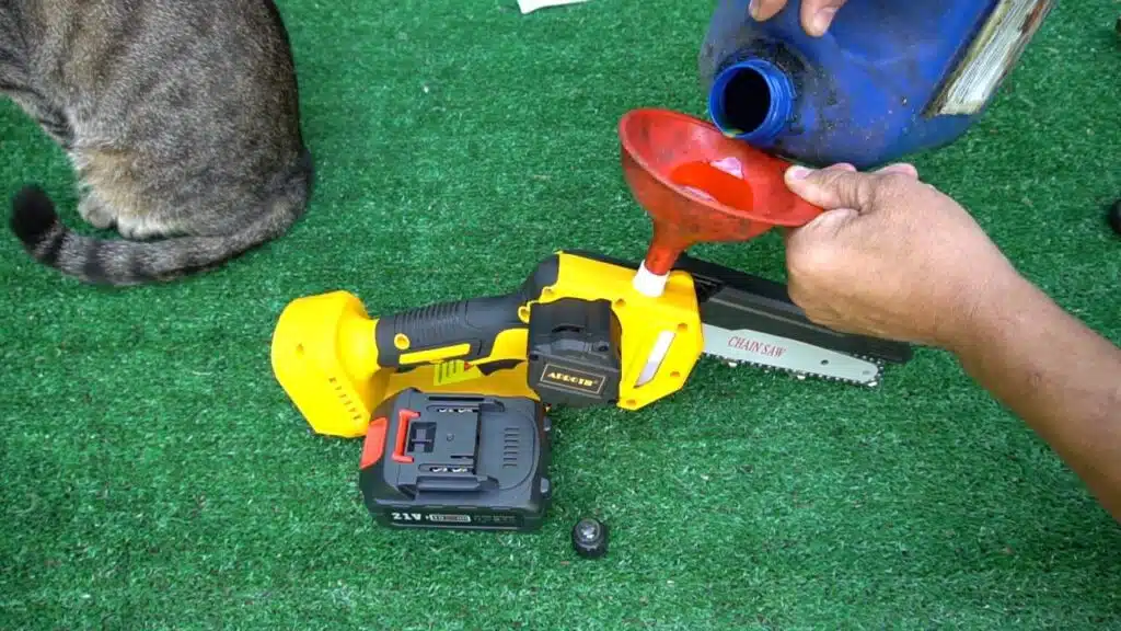 mini motosega a batteria APROTII (catena lubrificata) - caricamento dell'olio 
