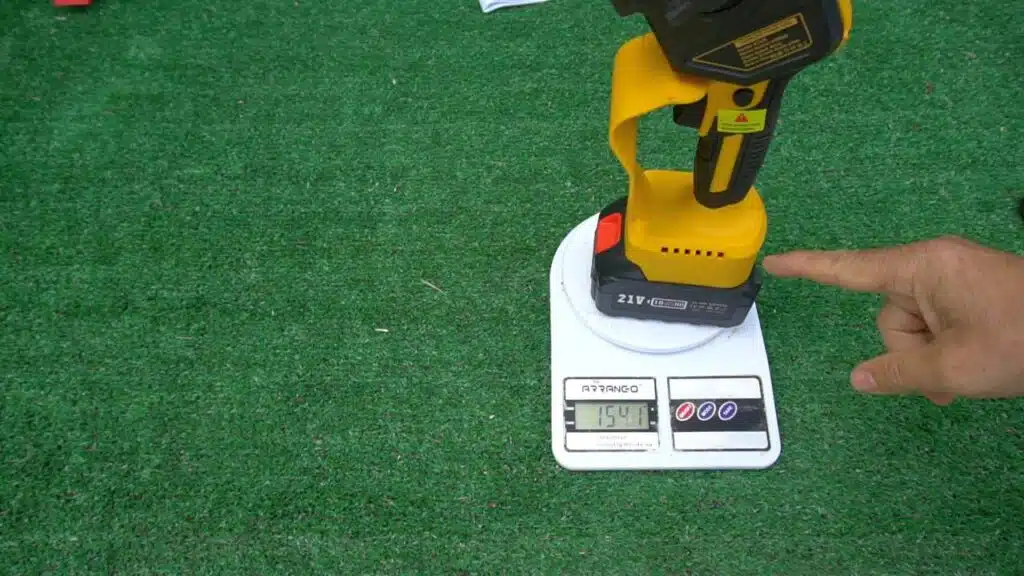 mini motosega a batteria APROTII (catena lubrificata) - peso