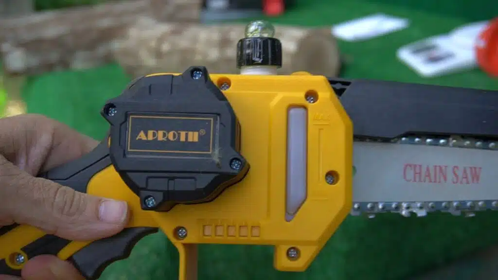 mini motosega a batteria APROTII (catena lubrificata) - serbatoio dell'olio 
