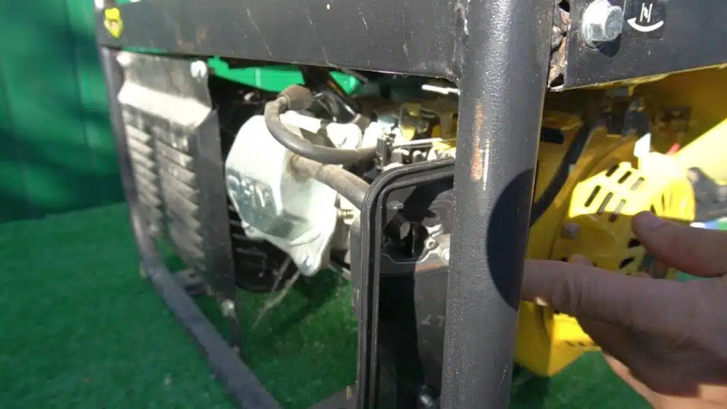 Come mettere in moto un utensile a benzina in emergenza - benzina attraverso la farfalla dell'aria