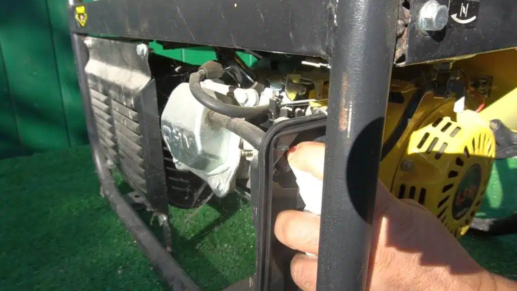 Come mettere in moto un utensile a benzina in emergenza - benzina attraverso la farfalla dell'aria