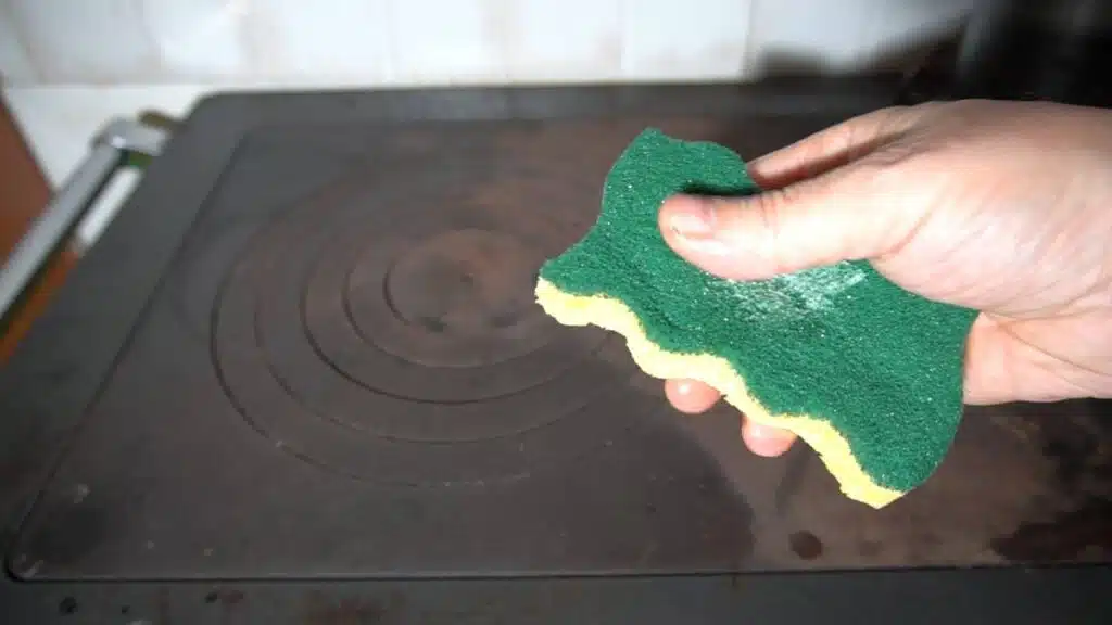 Come pulire il piano di cottura in ghisa della cucina a legna - spugna per piatti