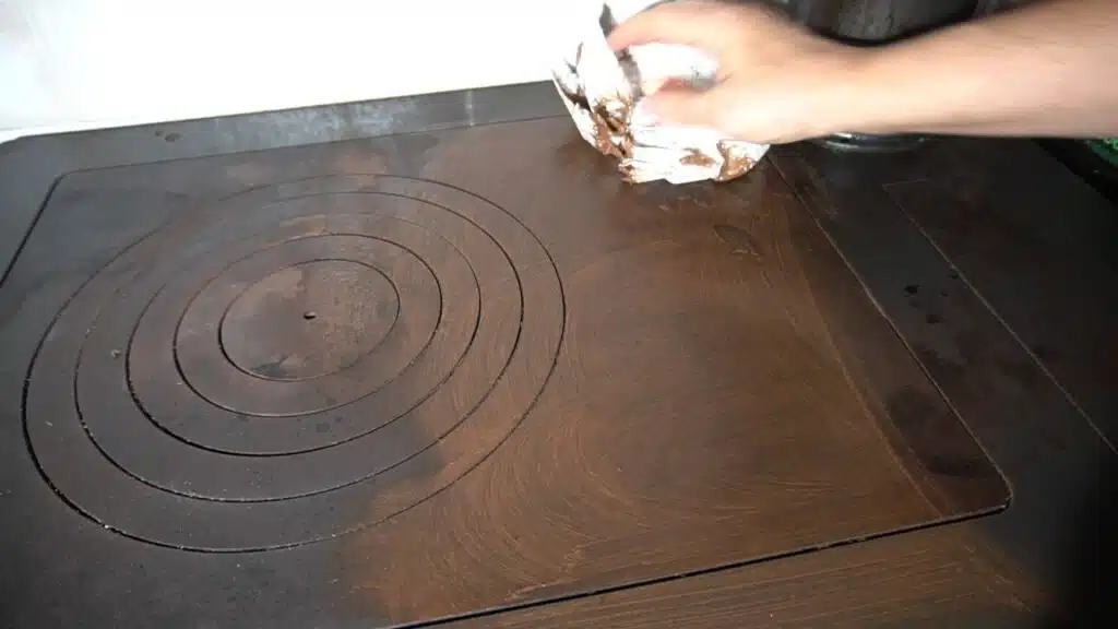 Come pulire il piano di cottura in ghisa della cucina a legna - asciugatura del piano in ghisa