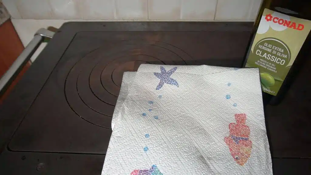 Come pulire il piano di cottura in ghisa della cucina a legna - olio di oliva come protettivo