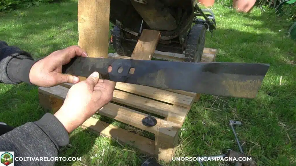 Come fare la manutenzione del rasaerba 6 Manutenzione del rasaerba Blackstone SP530 Deluxe affilatura lama