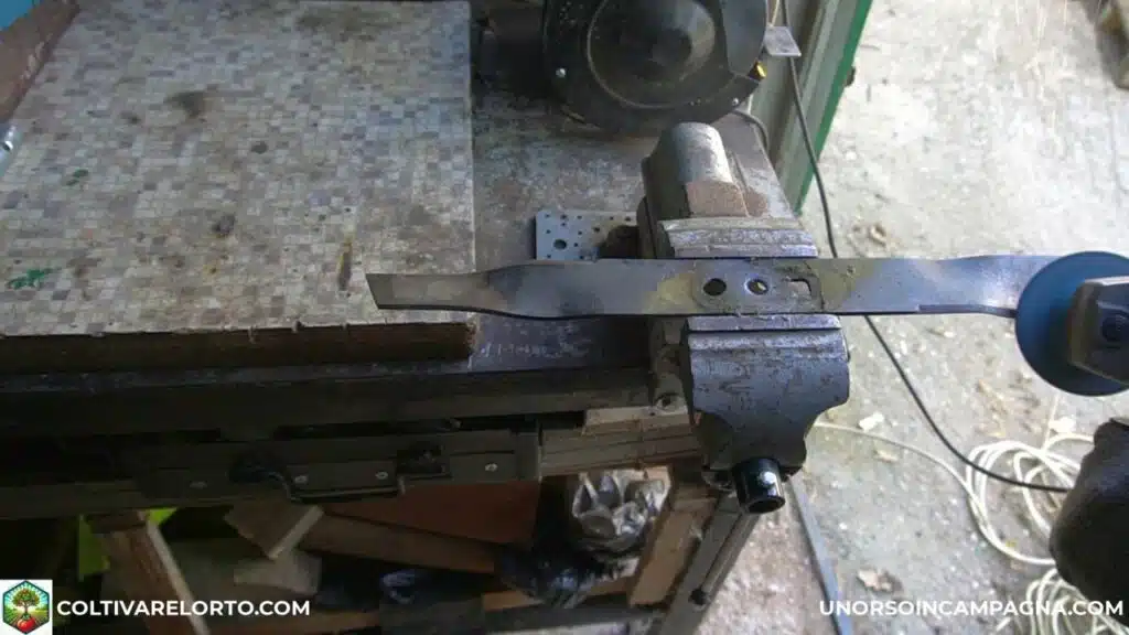 Come fare la manutenzione del rasaerba 7 Manutenzione del rasaerba Blackstone SP530 Deluxe affilatura lama2