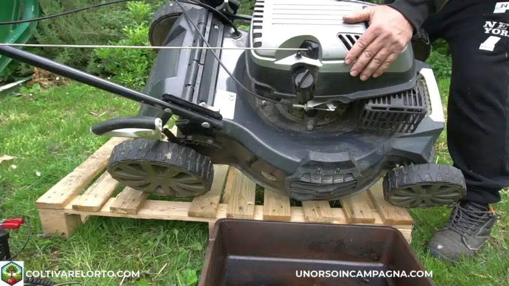 Come fare la manutenzione del rasaerba 4 Manutenzione del rasaerba Blackstone SP530 Deluxe cambio olio motore