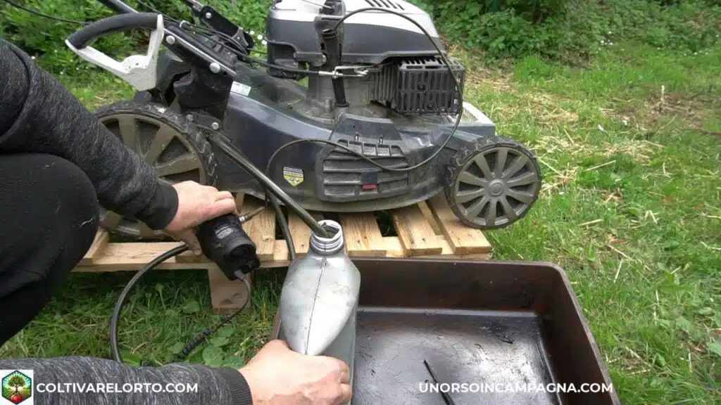 Come fare la manutenzione del rasaerba 5 Manutenzione del rasaerba Blackstone SP530 Deluxe cambio olio motore con pompa elettrica