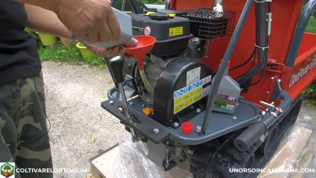 Mini transporter Geotech 330E: analisi e test! 1 mini transporter GeoTech GeoPorter 330E rabbocco olio motore