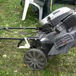 Pulizia ed ingrassaggio del rasaerba per l'inverno