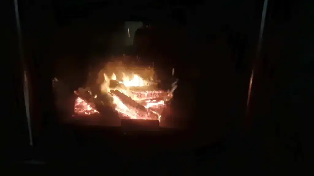 Come pulire il vetro del camino con la cenere di legna 3