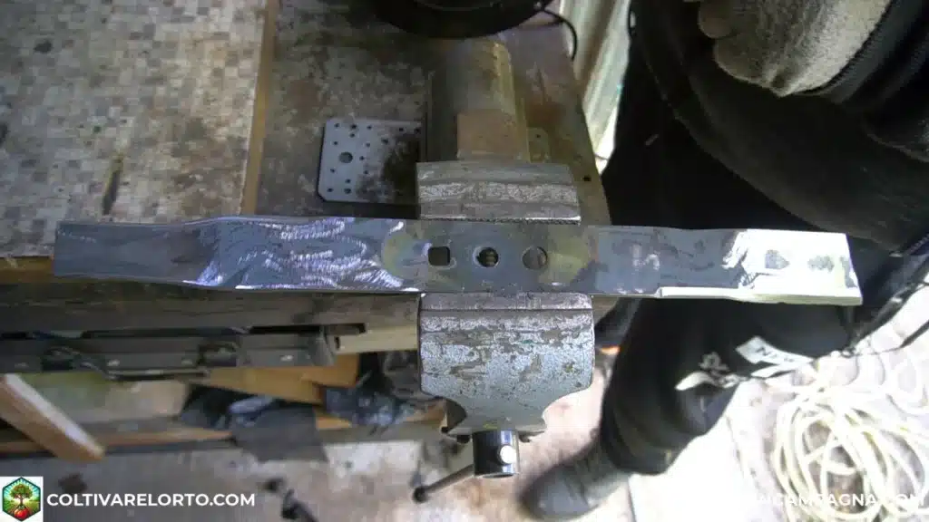 Guida completa alle lame per rasaerba: tipologie, manutenzione e sostituzione 7 Guida completa alle lame per rasaerba - Come affilare la lama del rasaerba